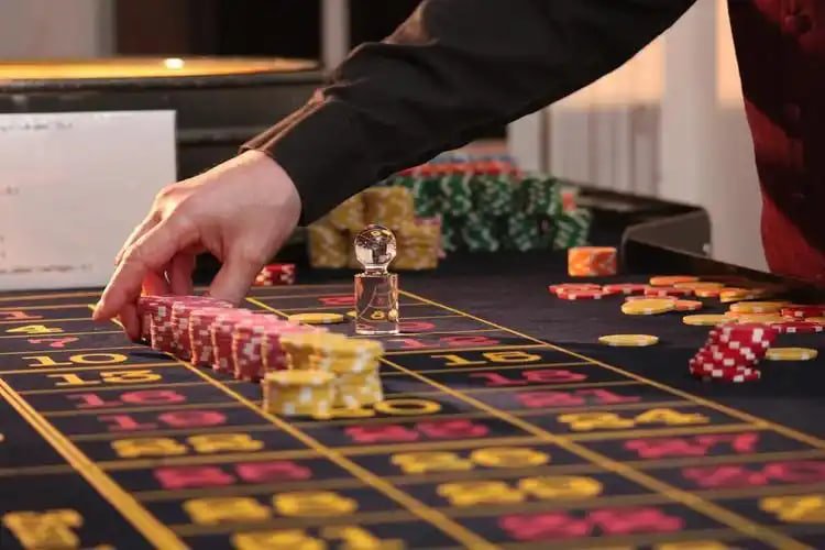 x777 slot gaming platform hero banner showing casino and sports options